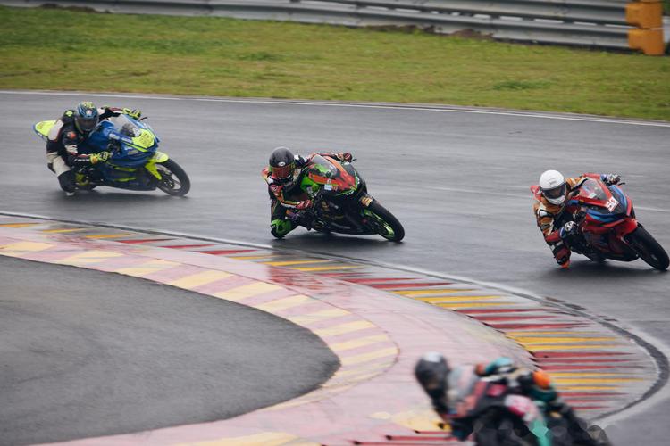 摩托车特技赛视频集锦,感受速度与激情的碰撞!