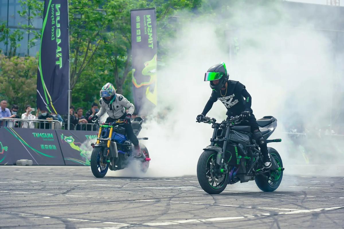 摩托车特技赛视频集锦,感受速度与激情的碰撞!