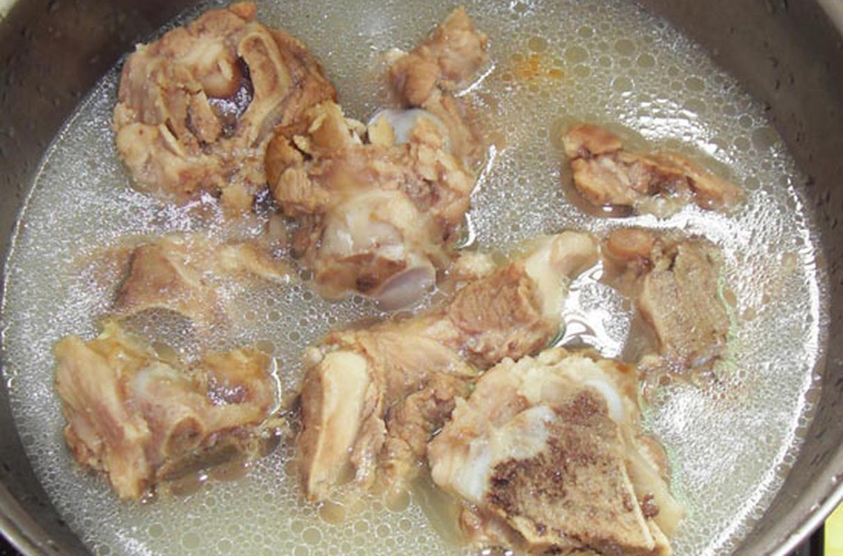 想补钙喝骨头汤有用吗？它的含钙量跟自来水差不多！