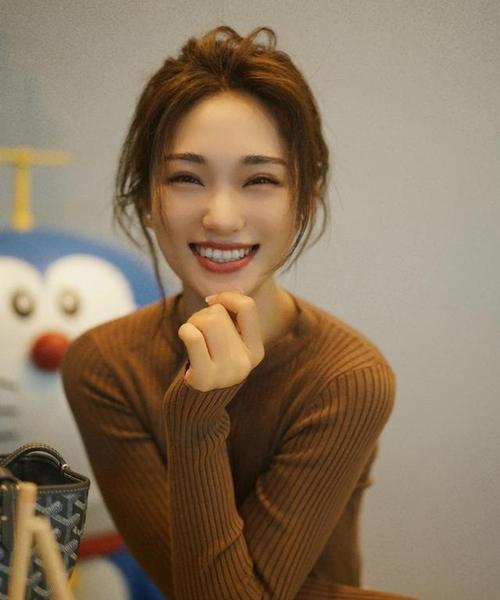 超级蓝颜：他如何征服一群魅力四射的美女