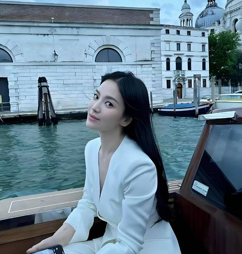 超级蓝颜：他如何征服一群魅力四射的美女