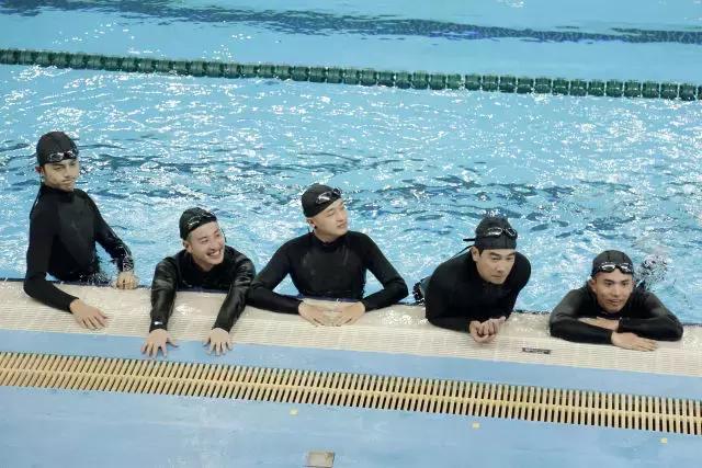 敢玩网：热血激战，兄弟携手共闯江湖！