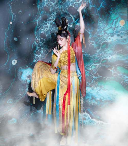 辣妹COS疯狂杨过游戏：解锁隐藏剧情，超燃体验！