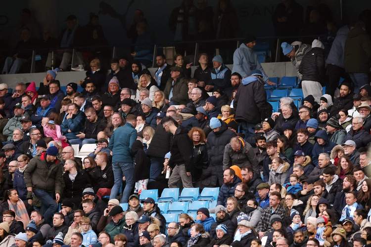 卡迪夫城蓝鸟军团最新:球队降级,球迷抗议声不断