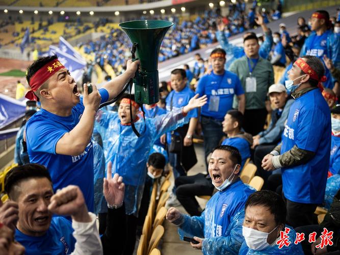 卡迪夫城蓝鸟军团最新:球队降级,球迷抗议声不断