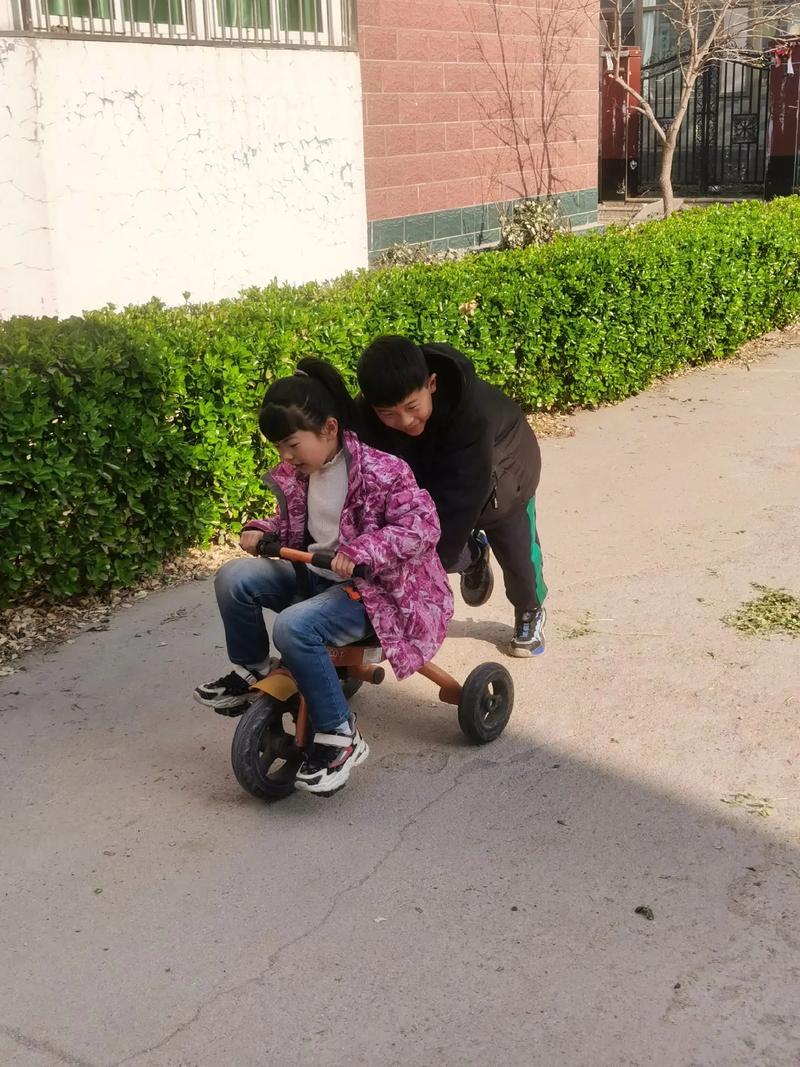 想知道弟弟爱玩什么游戏吗？自大辣妹家庭教学告诉你