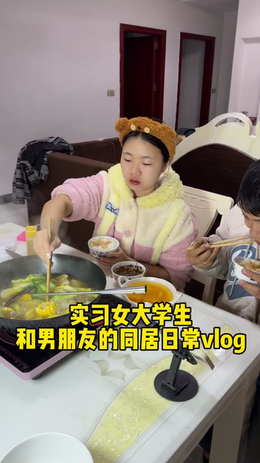 与女大生同居生活游戏详解：体验不一样的同居日常