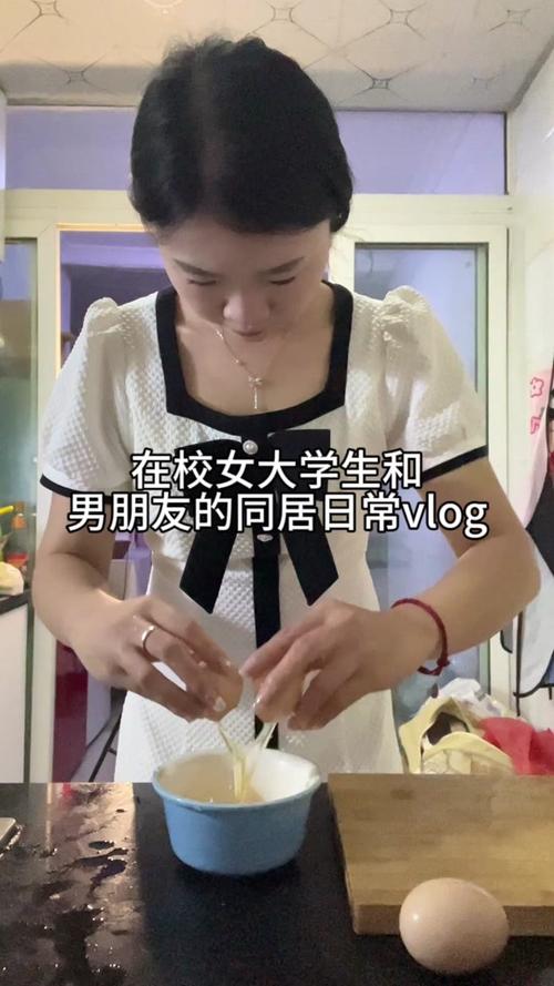 与女大生同居生活游戏详解：体验不一样的同居日常