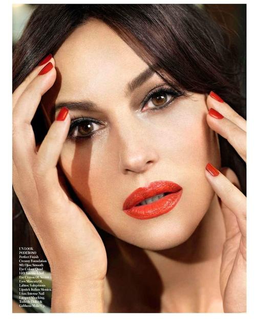 解锁时尚女王莫妮卡：官网资源及玩家交流社区