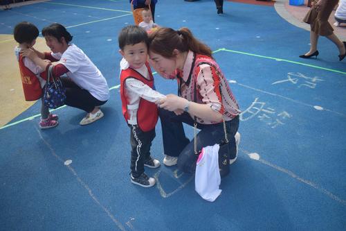 寻找母三人游戏？官网带你体验亲子乐趣