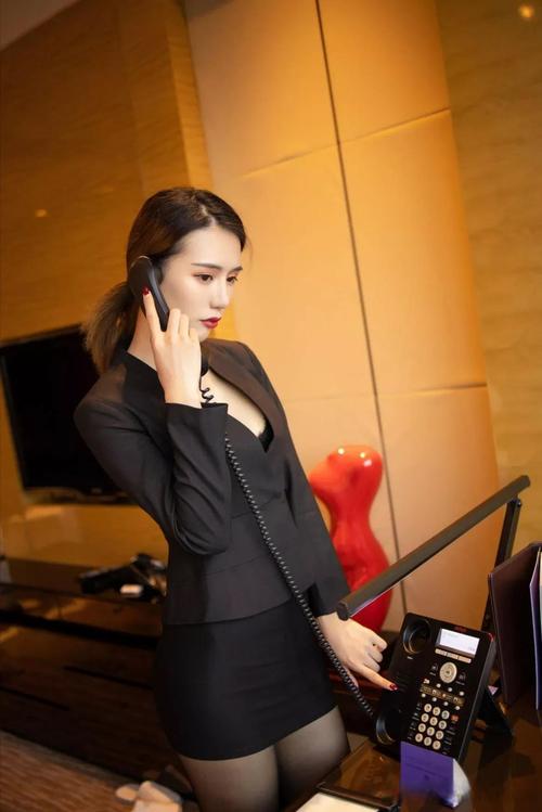 办公室性感写真最新款：成熟女性的优雅与性感