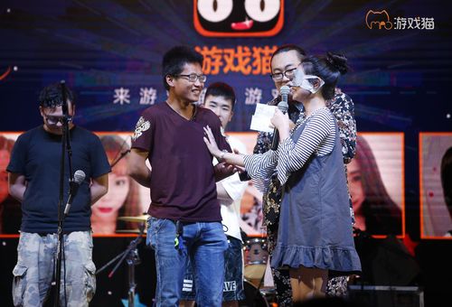 三个女孩的雪山别墅游戏：下载体验激情做爱假期