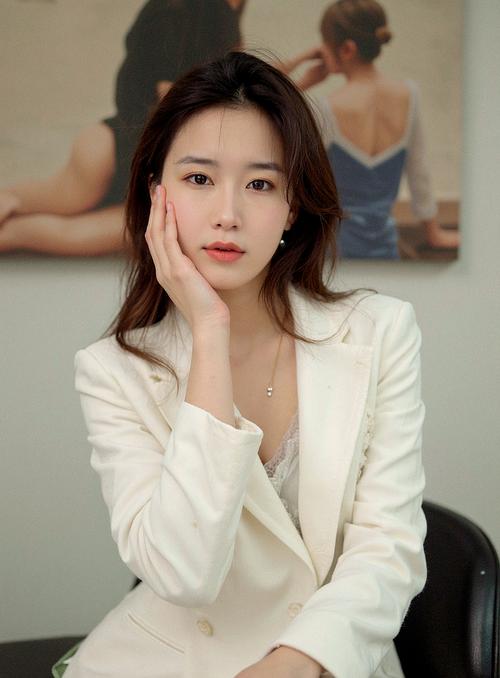 办公室性感写真最新款：成熟女性的优雅与性感