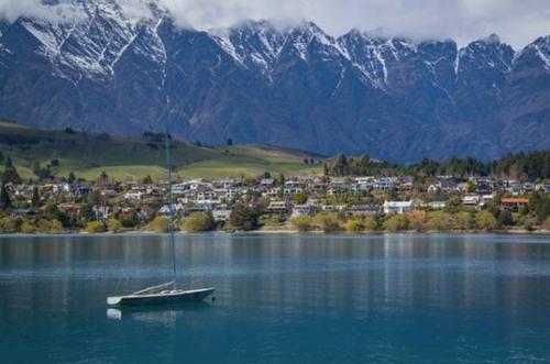 揭秘雪山别墅：三个女孩的火辣做爱假期全记录