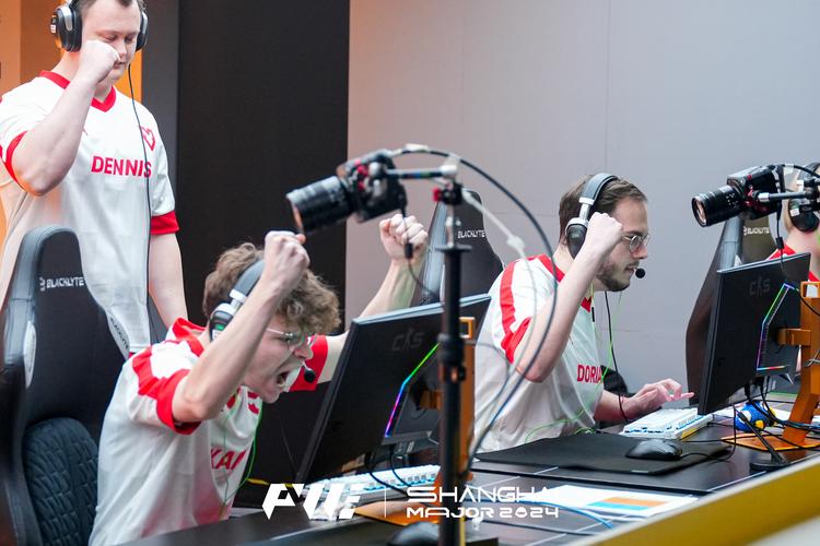 最后的狂潮官网最新消息:下载游戏,加入这场狂潮!